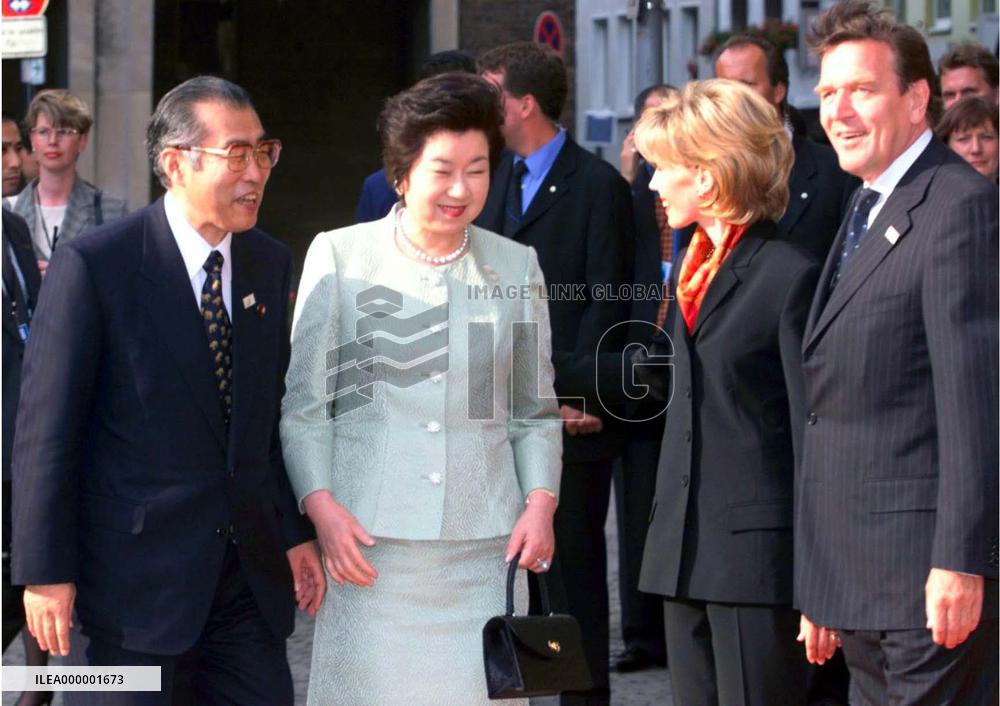 Obuchi, his wife Chizuko greeted