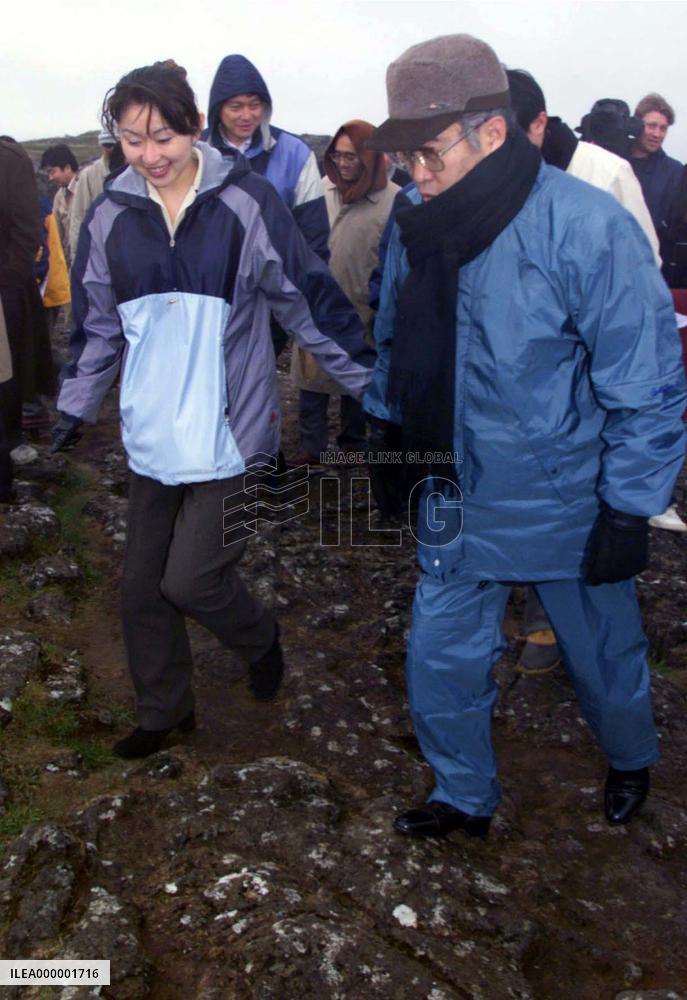 Obuchi sightsees in Iceland