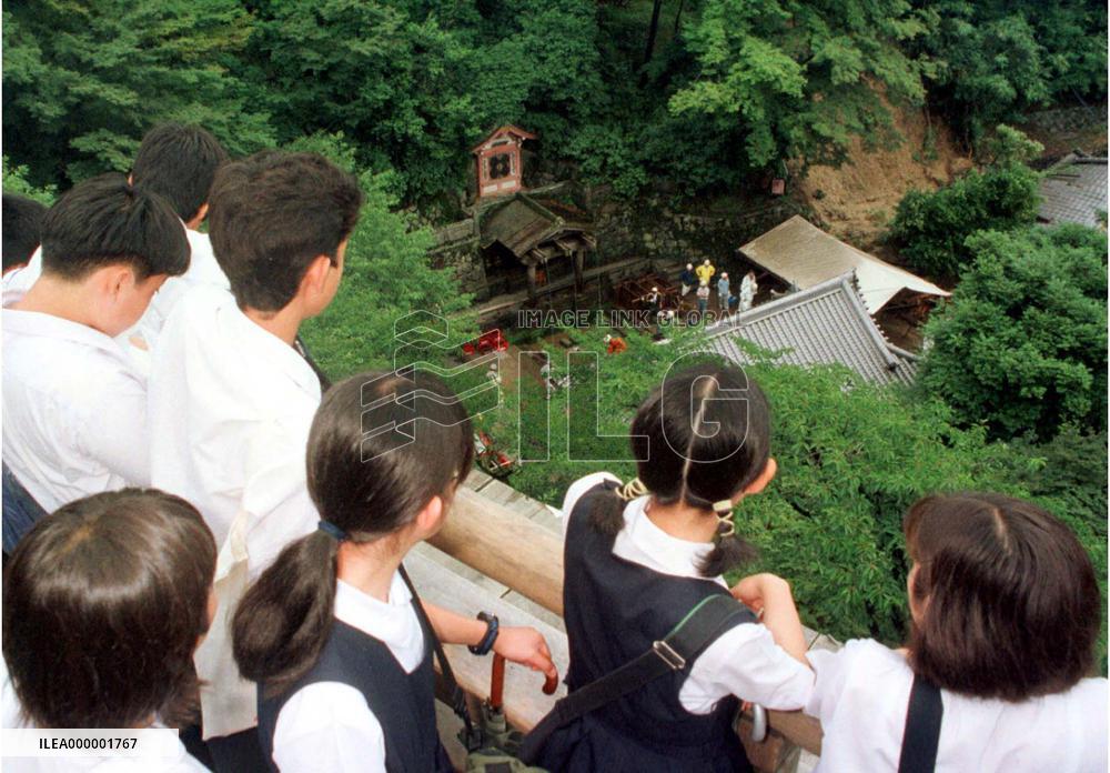 Landslide buries teahouse at Kiyomizudera temple
