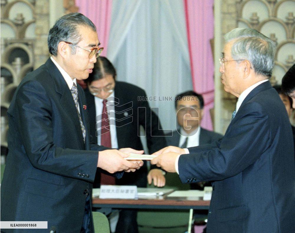 Obuchi receives report on new 10-year plan