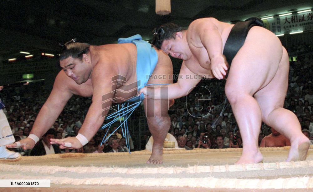 Akinoshima topples Musashimaru in Nagoya sumo