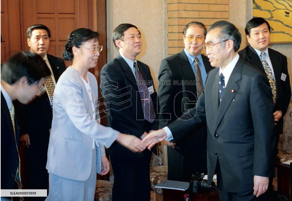 Obuchi speaks to Chinese media before China visit