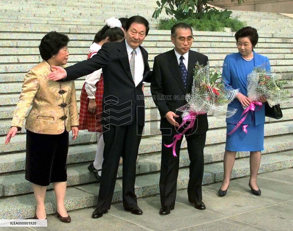 Chinese premier escorts Obuchi, his wife