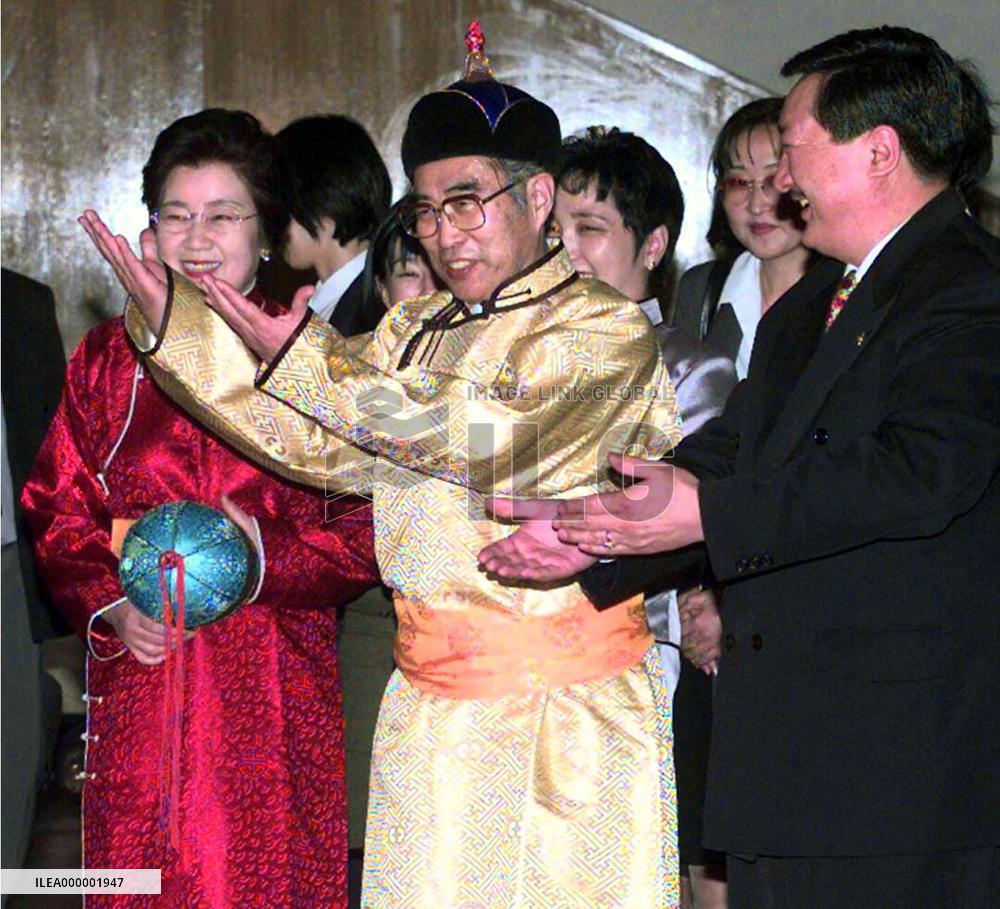 Japanese Premier Obuchi goes Mongolian