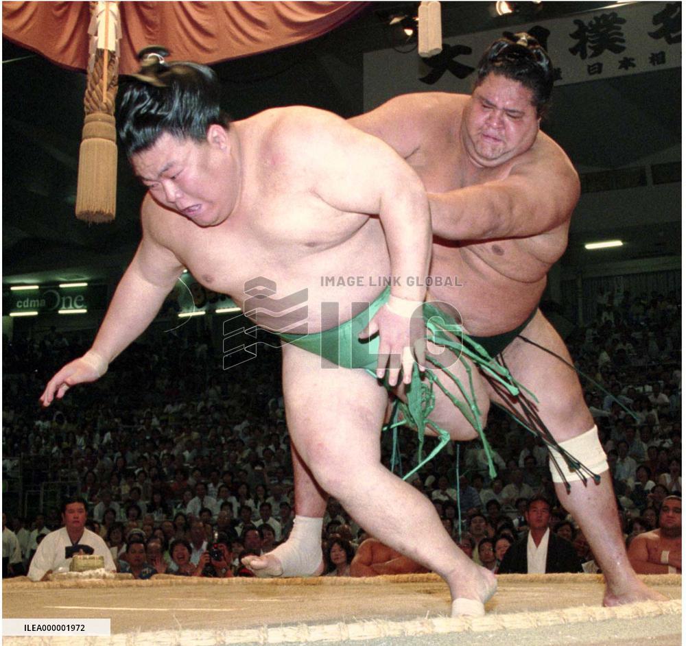 Akebono takes sole lead