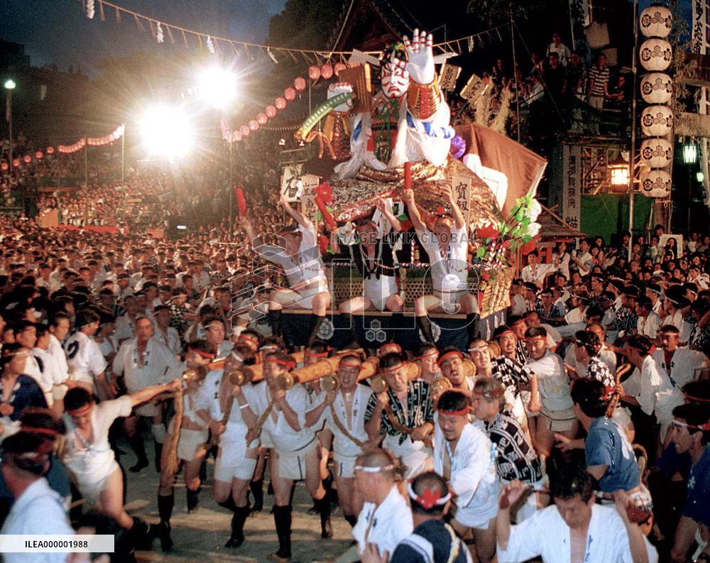 Hakata Yamagasa reaches climax with decorative float rush
