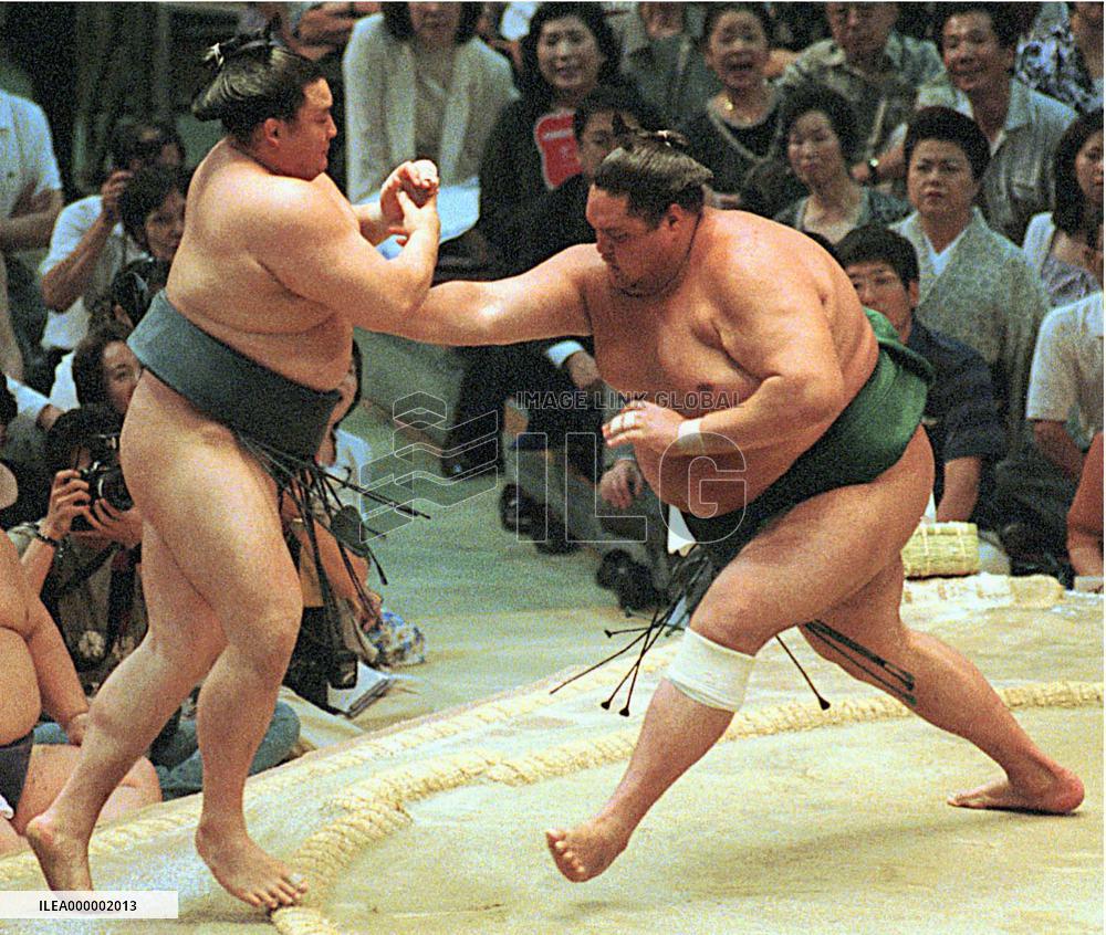 Akebono beats rival yokozuna Takanohana