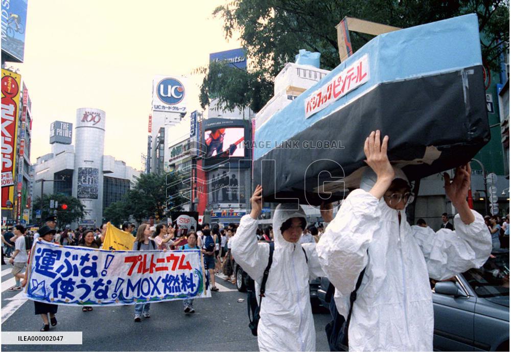 Antinuclear groups protest MOX shipments+