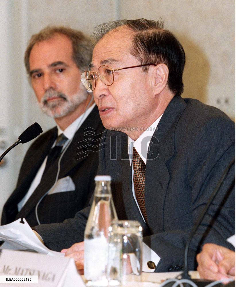 Forum urges U.S., Russia to cut nuke weapons to 1,000