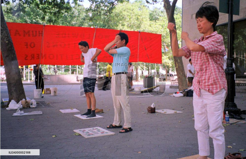 Falun Gong members protest against Chinese gov't in N.Y.