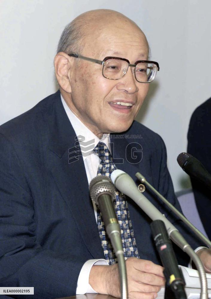 Nakabo criticizes banks at last press conference