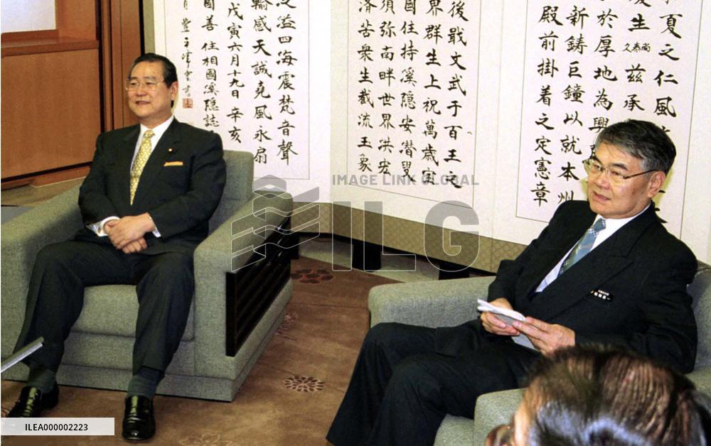 Noda pledges gov't support for Okinawa summit