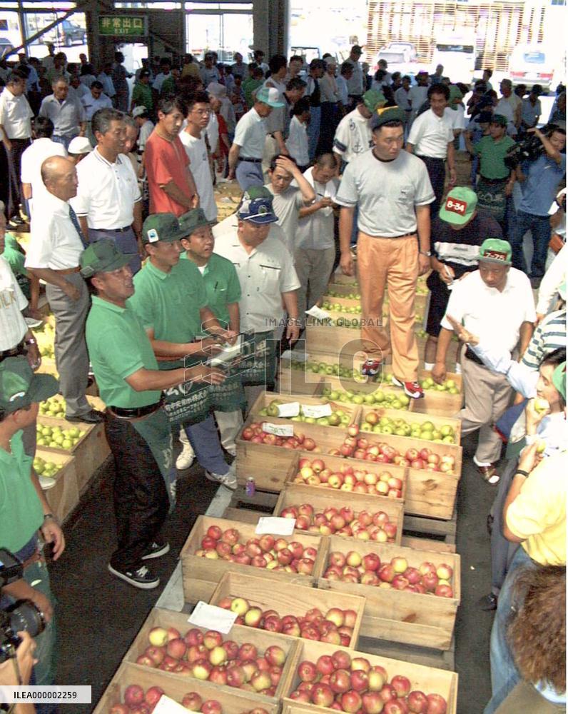 Year's first apple crop auctioned