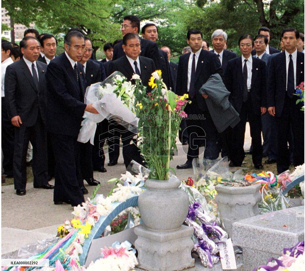 Obuchi becomes 1st premier to honor Korean A-bomb victims