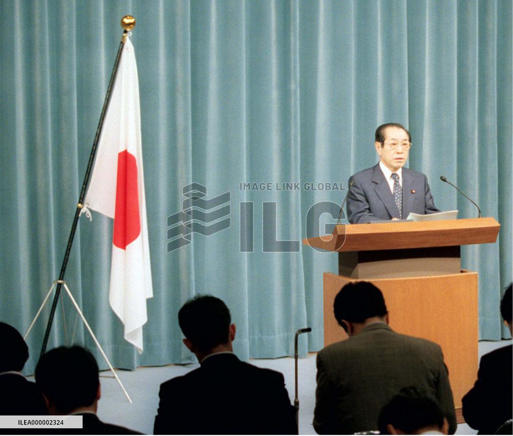 Nonaka meets press with Hinomaru flag on side