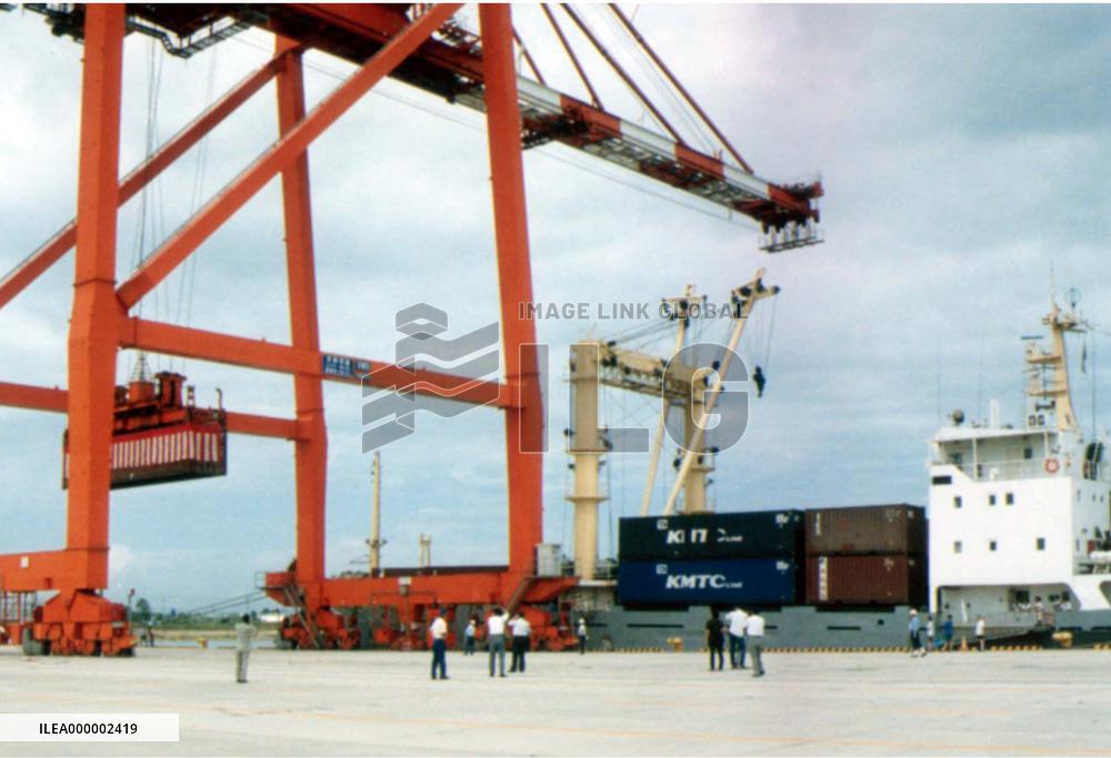 Ship makes 1st Japan call in linkup with 2 Koreas