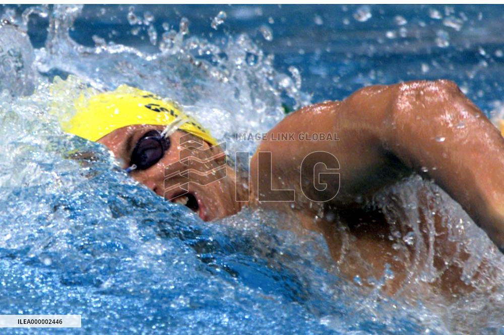 Thorpe breaks 200m freestyle world record