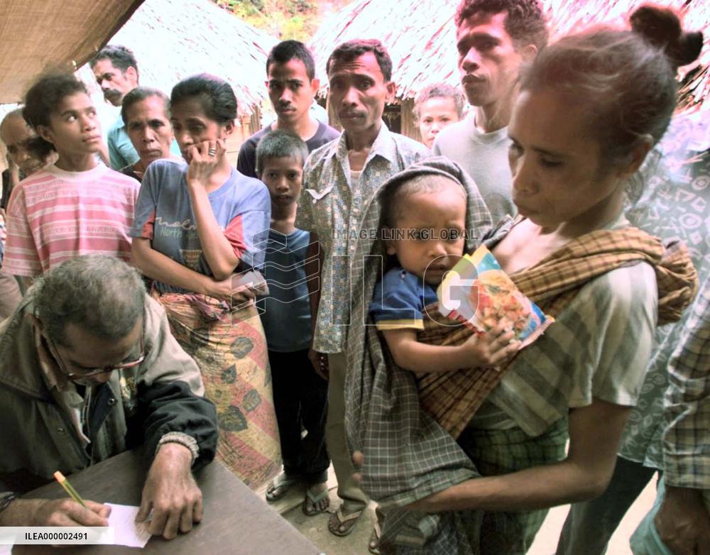 Refugees receiving food, medical supplies in E. Timor