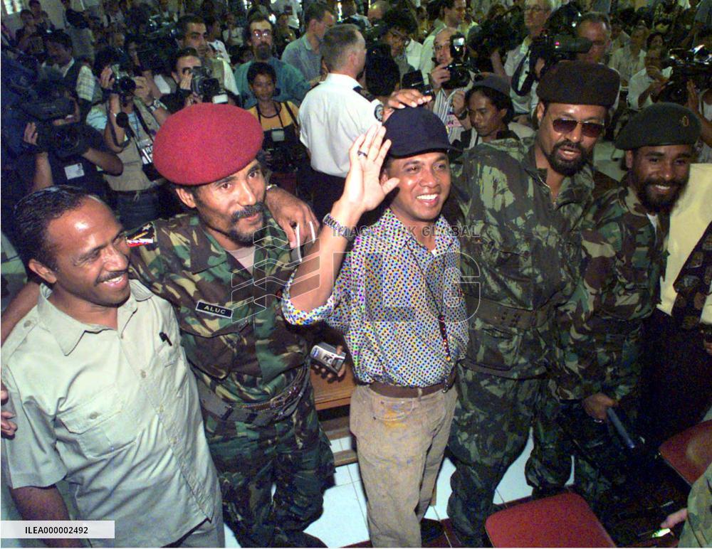 E. Timor pro-independence, pro-Indonesian militias link arms