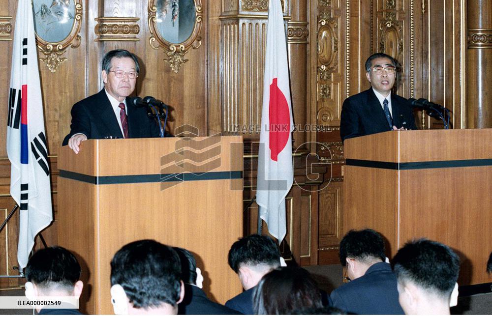 Obuchi, Kim meet the press