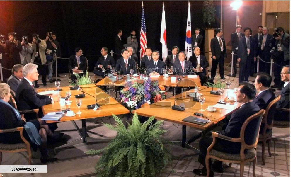 Clinton, Obuchi, Kim meet to discuss about N. Korea
