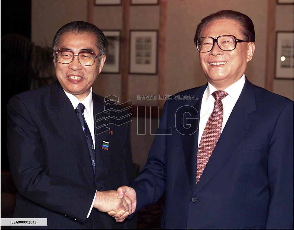 Japan's Obuchi, China's Jiang shake hands