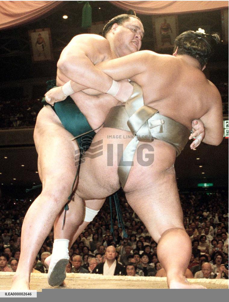 Akebono defeats Musoyama on first day of autumn tournament