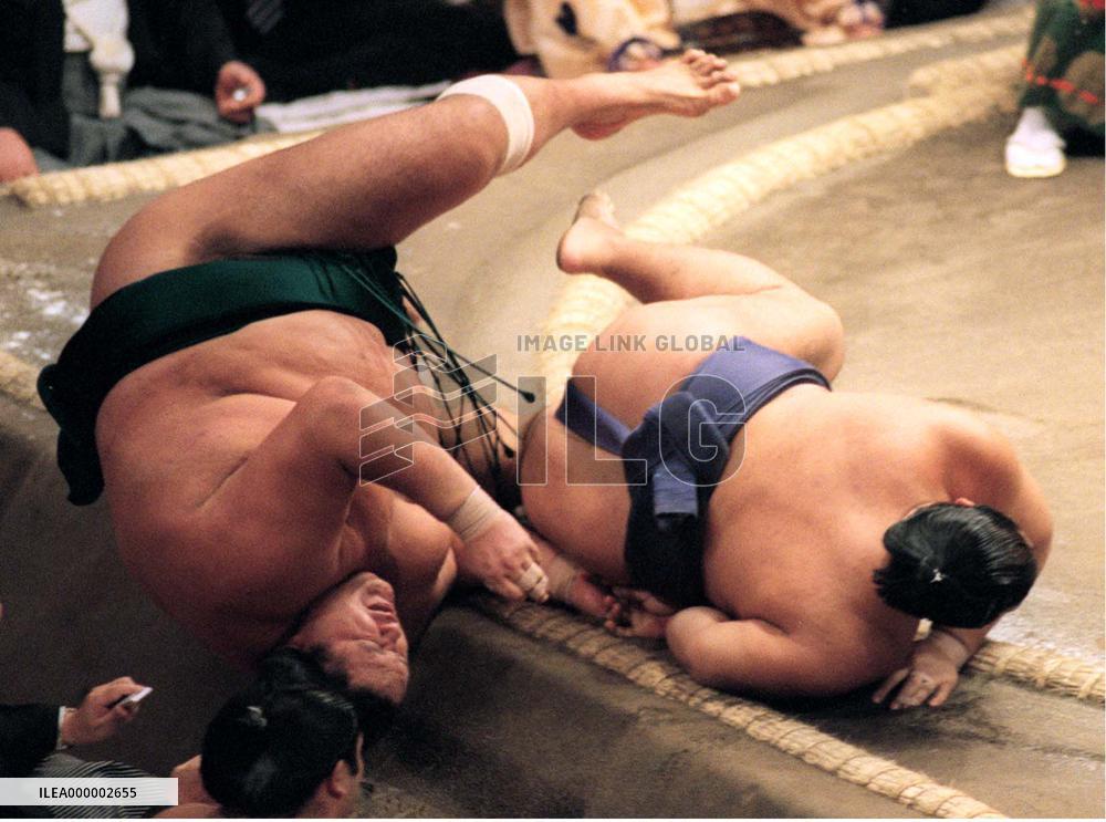 Akebono thrown out of autumn sumo