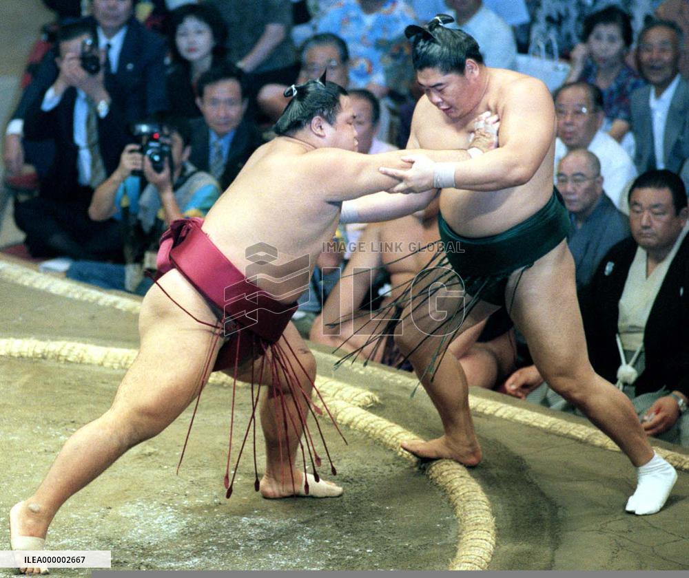 Chiyotaikai, Miyabiyama lead autumn sumo