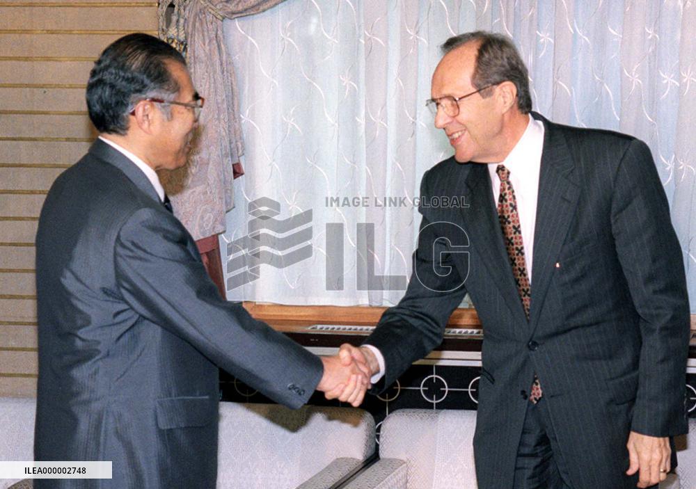 Perry meets with Obuchi