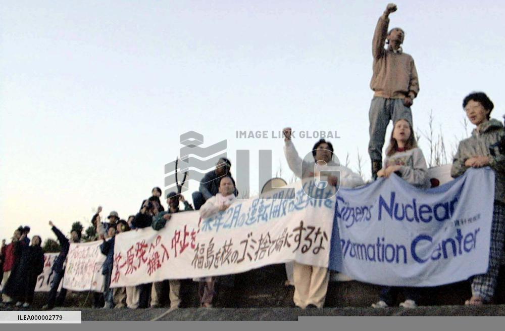 Protests greet arrival of MOX ship in Fukushima Pref.