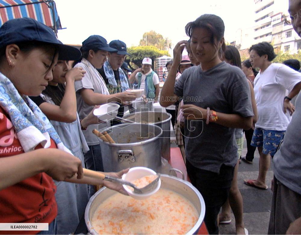 Volunteers serve food to Taiwan quake victims
