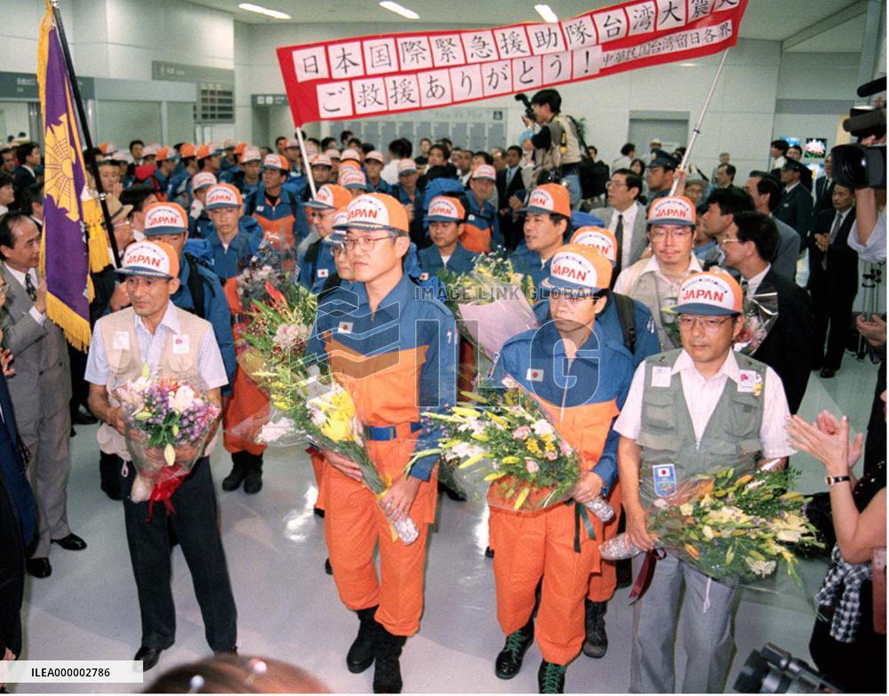 Japanese rescue team returns home from Taiwan