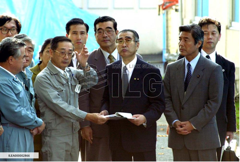 Obuchi inspects nuclear fuel factory