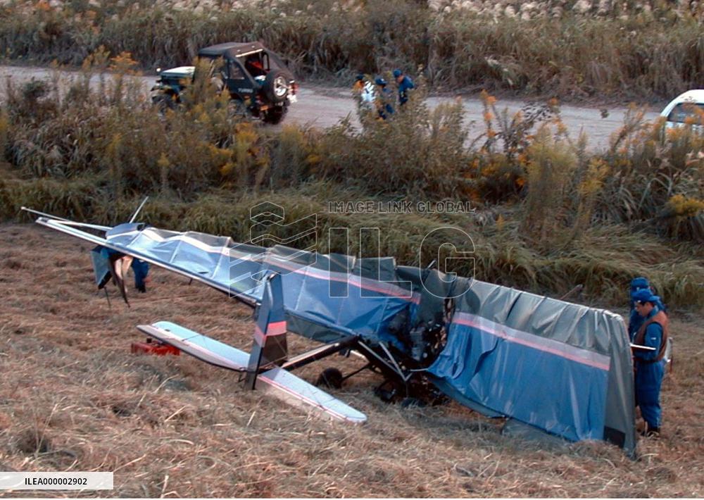 Ultralight plane crashes in riverbed