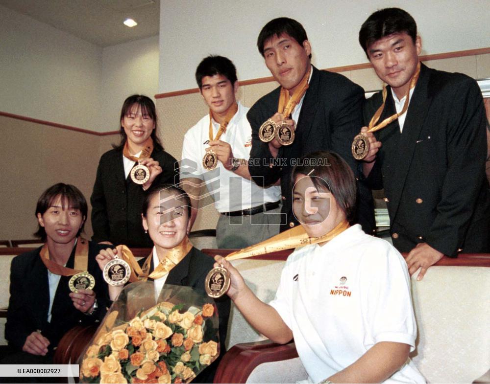 Japanese judo gold-medal winners return home