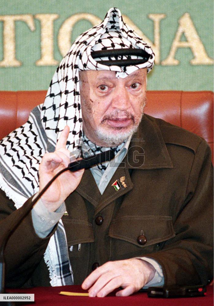 Arafat meets press in Tokyo
