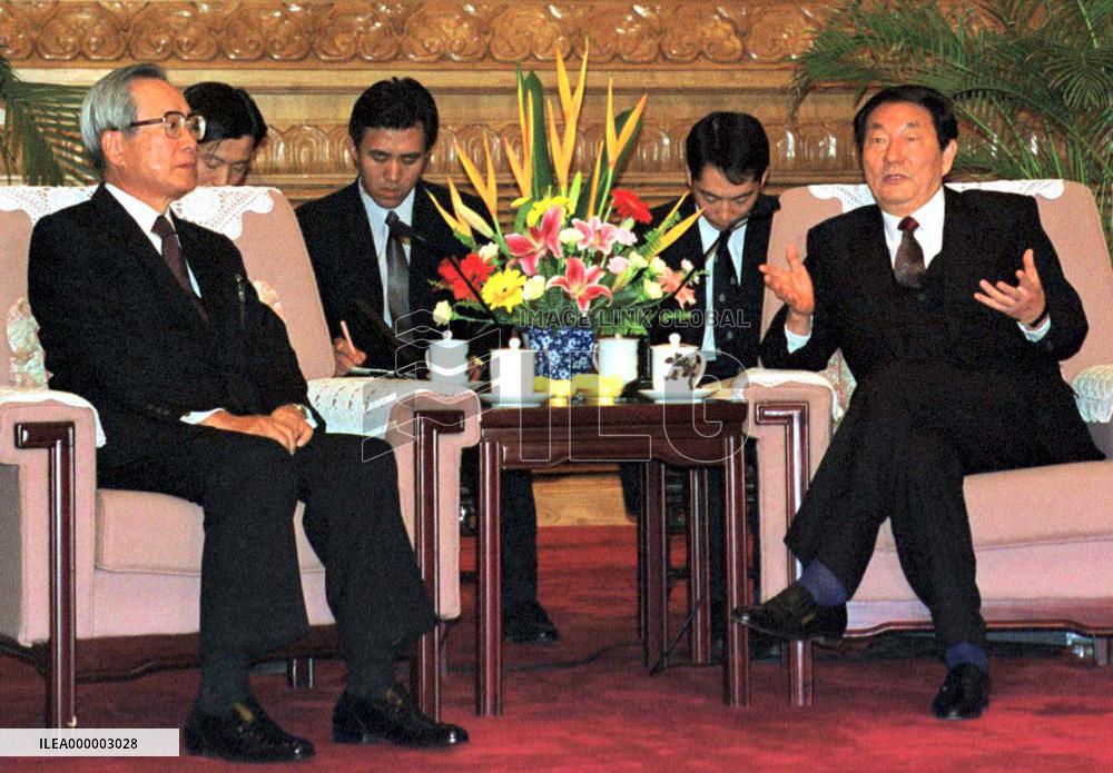 Chinese premier rules out yuan's devaluation