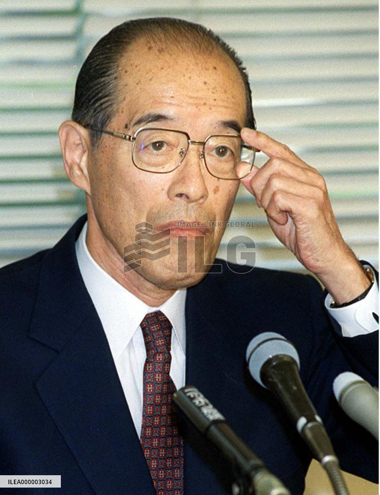 Fujinami quits ruling LDP but stays on as lawmaker