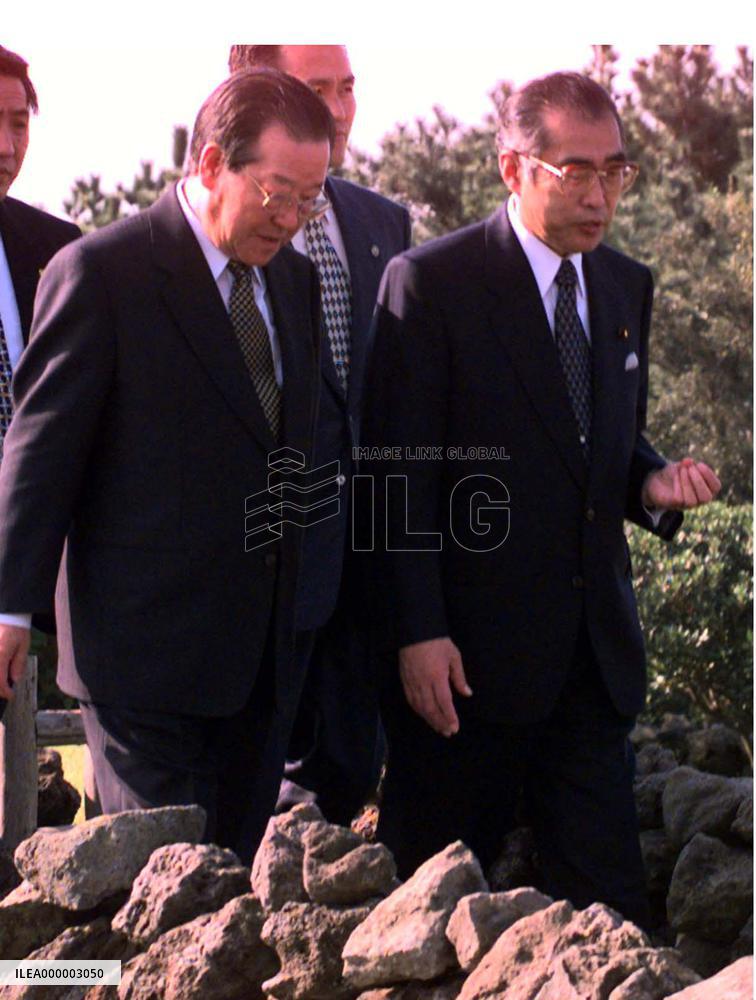 Obuchi, Kim take a walk on Cheju Island