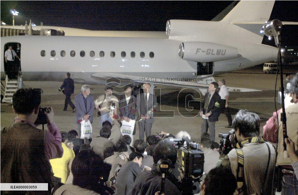 4 freed Japanese arrive back in Japan