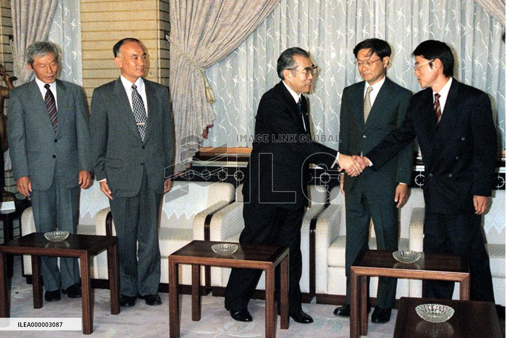 4 Japanese freed from Kyrgyz abduction visit Premier Obuchi