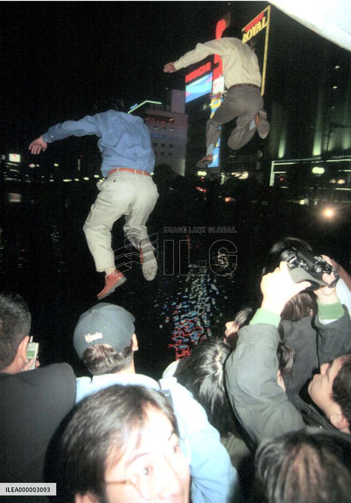Hawks' fans jump in river on news of Japan Series victory