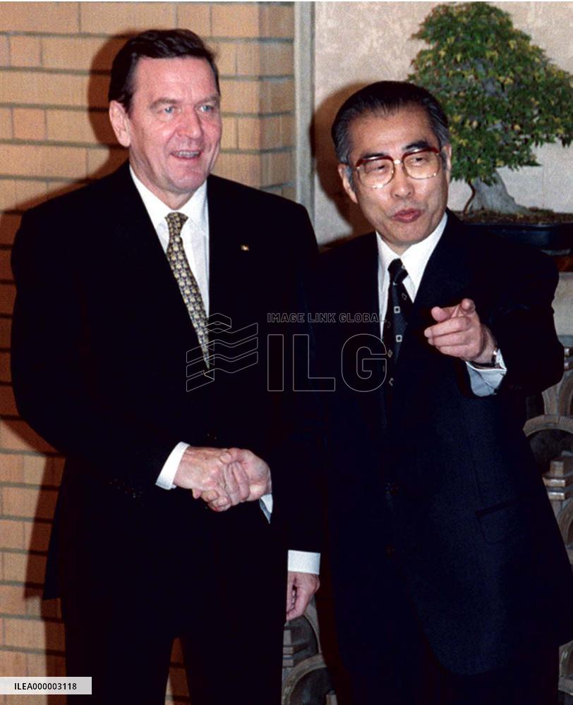 Obuchi meets with Schroeder