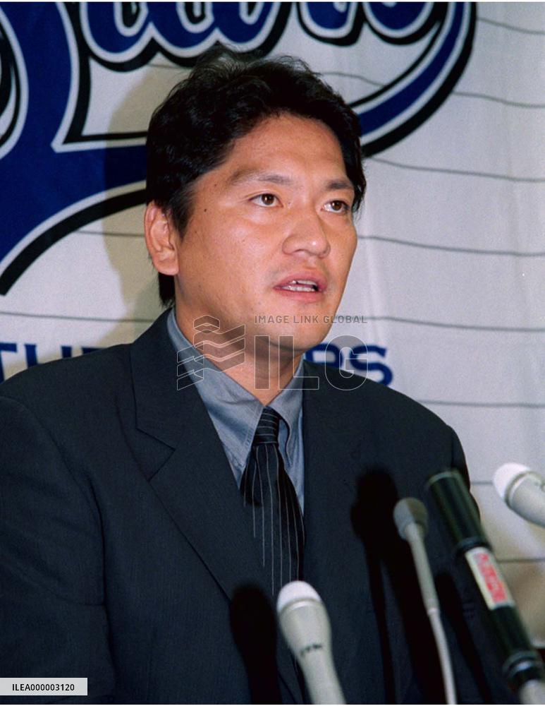 Yokohama stopper Sasaki declares free agency