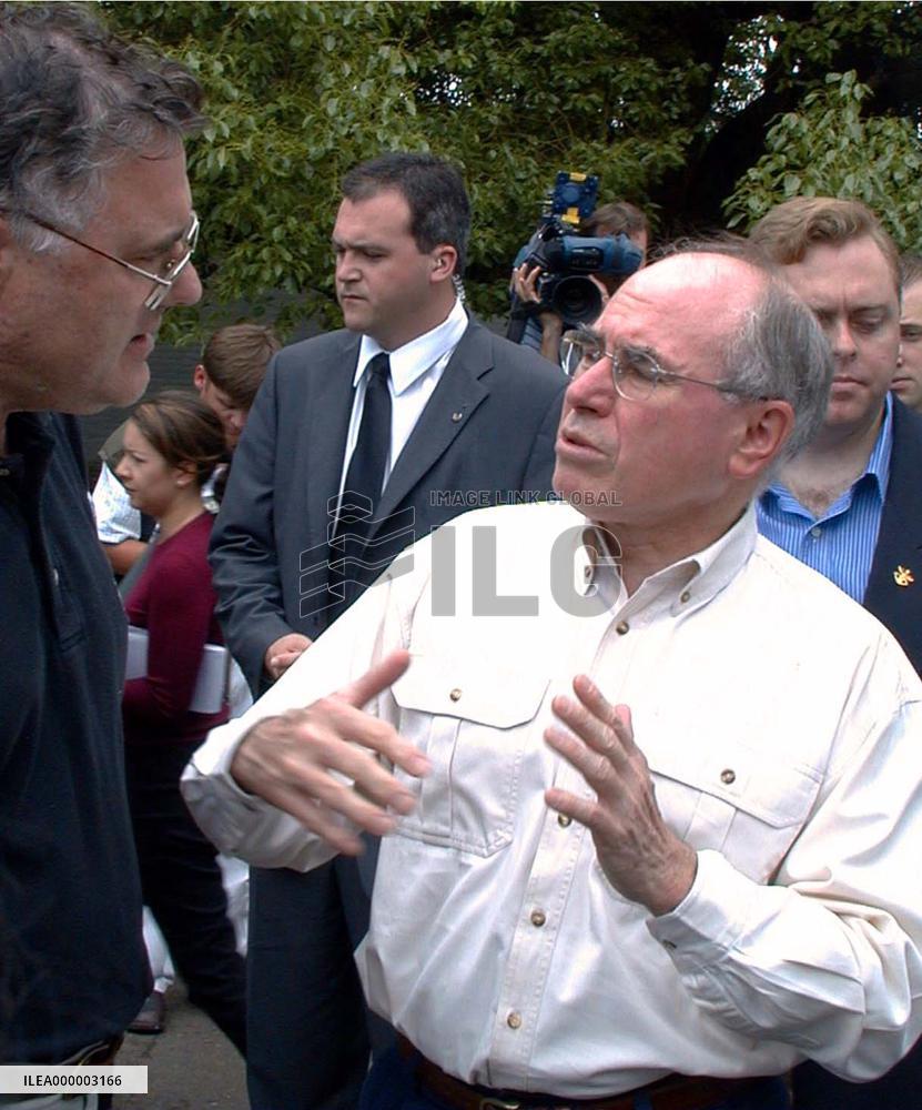 Howard chats with voter in Australian referendum