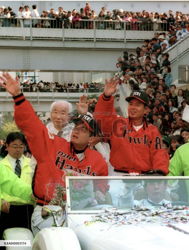 Daiei manager Oh in motorcade