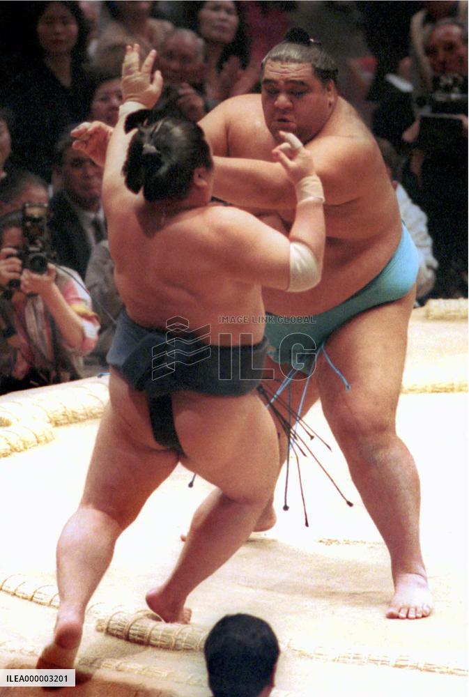 Musashimaru, Takanohana post easy wins at Kyushu sumo meet