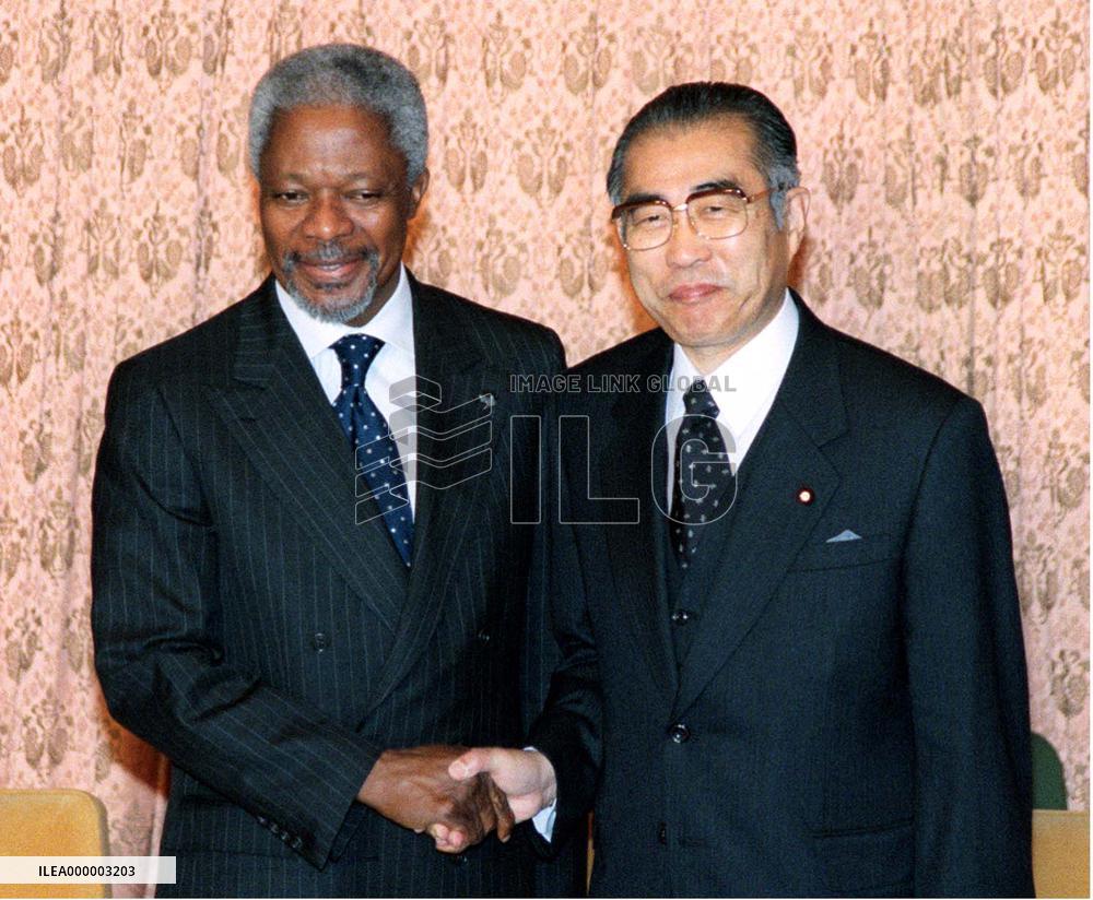 Annan meets with Obuchi