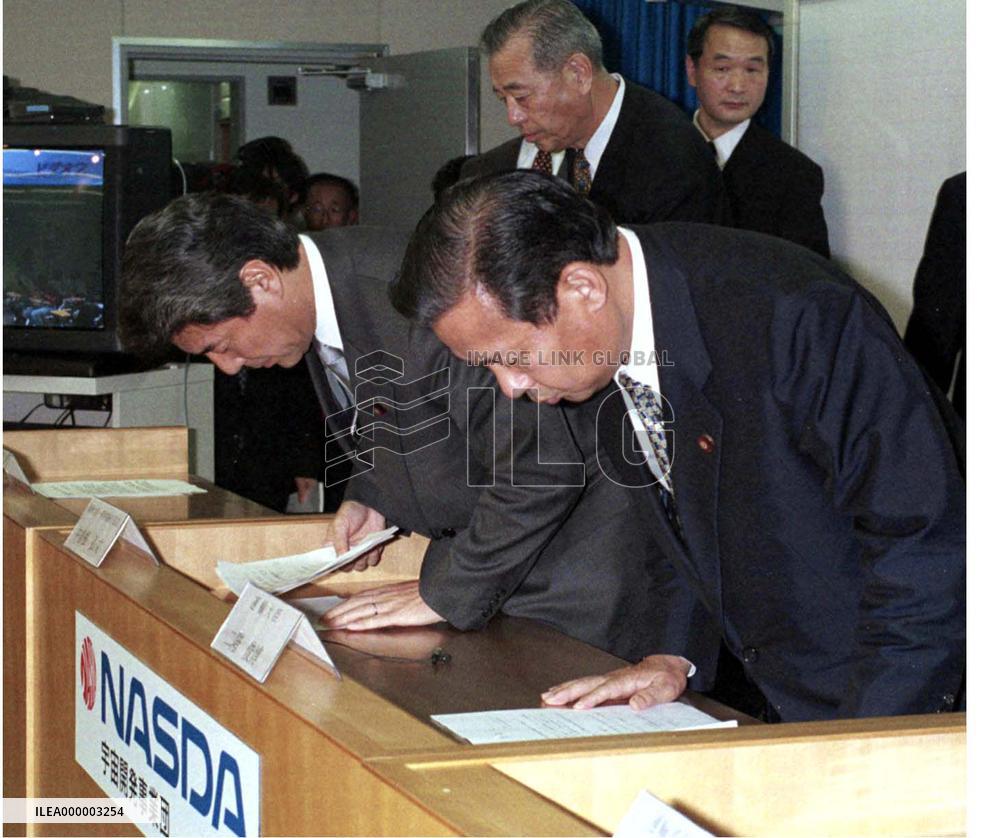 2 cabinet members apologize for rocket failure